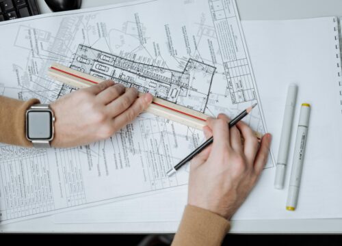 Sécurité : normes clés pour rénover une maison d’hospitalité